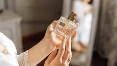 Unvergessliche Duftspur: 5 festliche Düfte, an denen man Sie erkennt, ohne Sie zu sehen