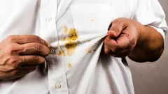 Fettflecken aus Kleidung entfernen: 11 Hausmittel, die wirklich helfen