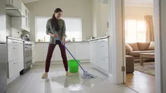 Böden wischen, ohne müde zu werden: 9 bewährte Tricks, die das Putzen zum Vergnügen machen