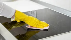 Womit man ein Glaskeramikkochfeld nicht reinigen darf: Prüfen Sie, ob Sie das auch machen